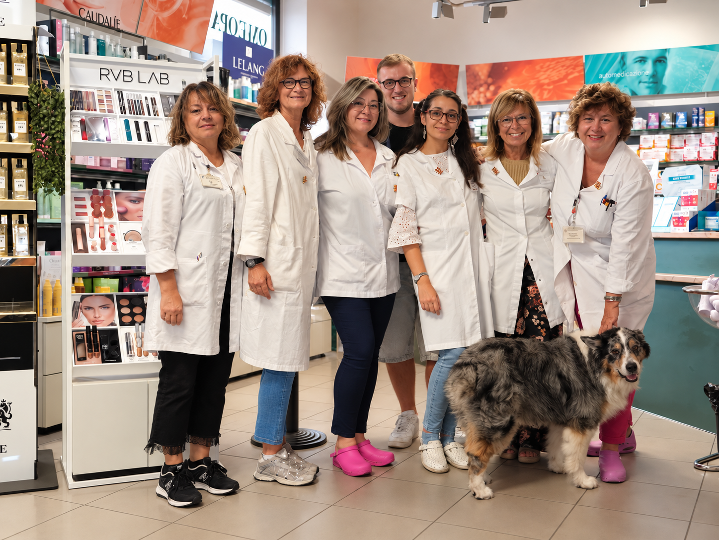 Il team della Farmacia Santi Angeli Custodi con il cane