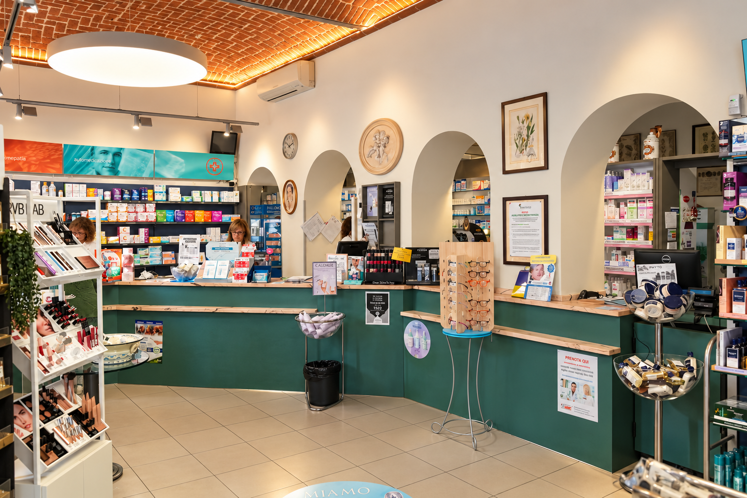 Il bancone della farmacia
