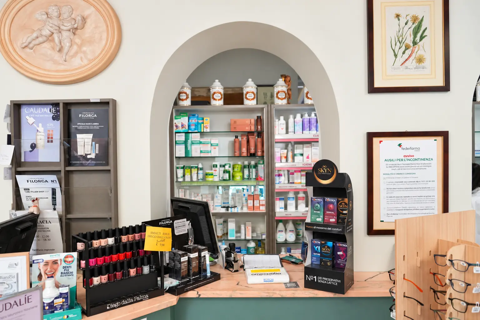 Gli espositori e il bancone della farmacia