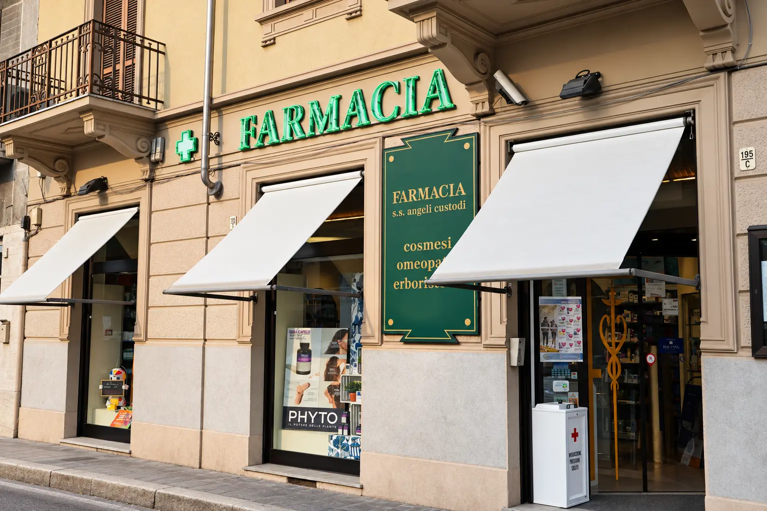 La facciata della farmacia vista dall'angolo della strada