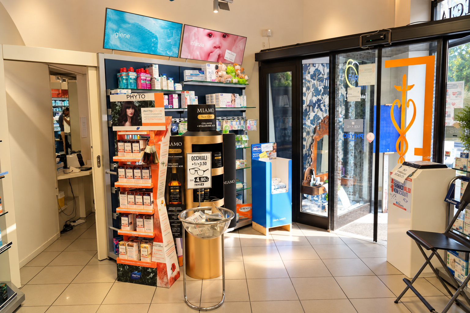 L'ingresso luminoso della farmacia
